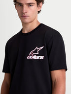 Alpinestars Lineout CSF T-shirt, kortærmet sportswear-T-shirt på model, sort med hvid og rød Astars-logografik, blød bomulds-polyesterblanding, afslappet motorsport-livsstil.