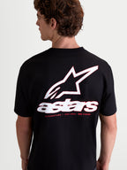 Alpinestars Lineout CSF T-shirt, herre-kortærmet T-shirt set bagfra, sort med stort hvidt og rødt Astars-logo og tagline på ryggen, afslappet motorsport sportswear, bomuld-polyester blanding