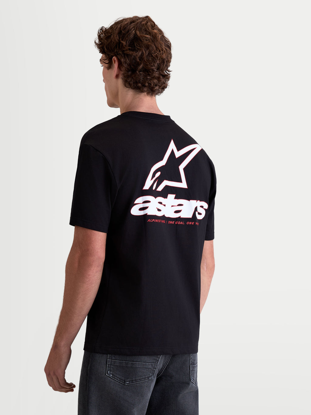 Alpinestars Lineout CSF t-shirt, herre- sportswear kortærmet t-shirt, sort, set bagfra med stort hvidt Astars-logo på ryggen og røde accenter, afslappet motorsport sportstøj, premium bomulds-polyesterblanding.