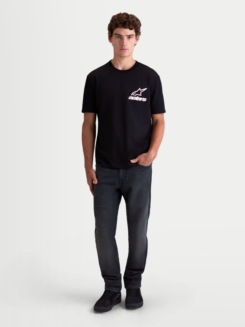 Alpinestars Lineout CSF T-shirt, herre- kortærmet sportswear t-shirt, sort med hvid og pink Astars logografik, vist på model, blød bomulds- og polyesterblanding.