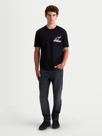 Alpinestars Lineout CSF T-shirt, herre- kortærmet sportswear t-shirt, sort med hvid og pink Astars logografik, vist på model, blød bomulds- og polyesterblanding.