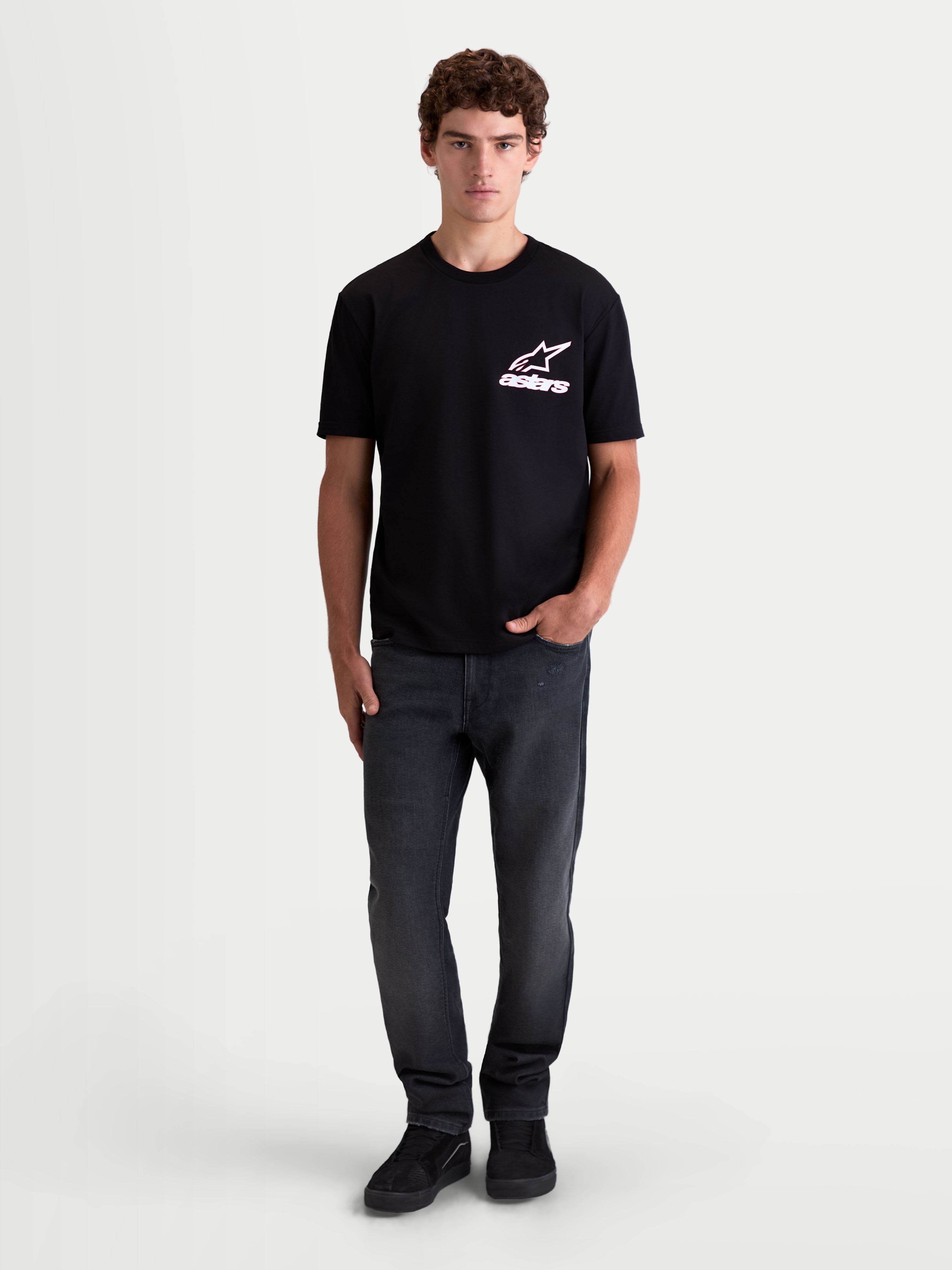 Alpinestars Lineout CSF T-shirt, herre- kortærmet sportswear t-shirt, sort med hvid og pink Astars logografik, vist på model, blød bomulds- og polyesterblanding.