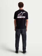 Alpinestars Lineout CSF T-shirt, sort kortærmet t-shirt til herrer med stort hvidt Astars-logo og grafik på ryggen, set bagfra på model, afslappet motorsport sportstøj i bomulds-polyesterblanding.