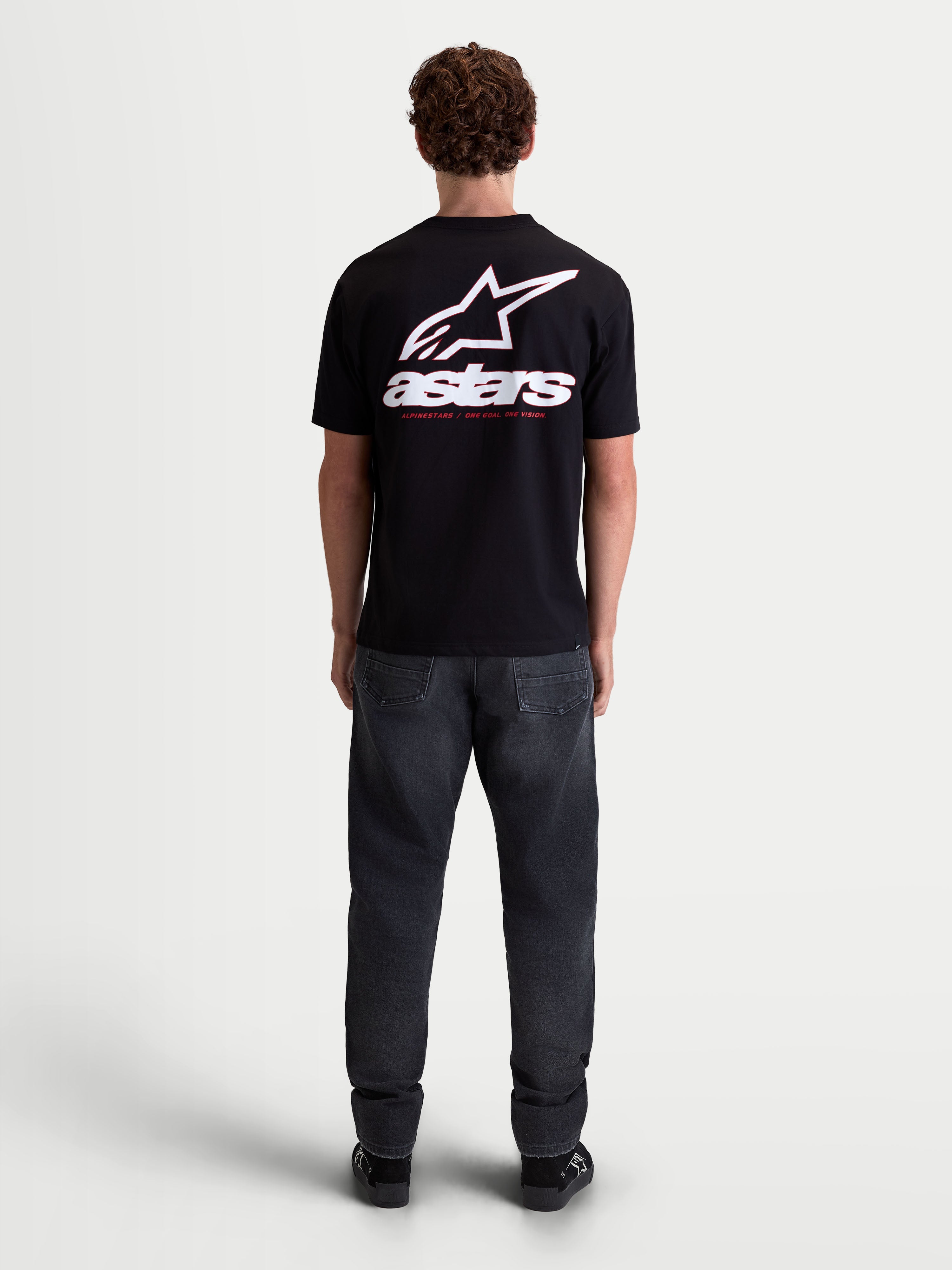 Alpinestars Lineout CSF T-shirt, sort kortærmet t-shirt til herrer med stort hvidt Astars-logo og grafik på ryggen, set bagfra på model, afslappet motorsport sportstøj i bomulds-polyesterblanding.