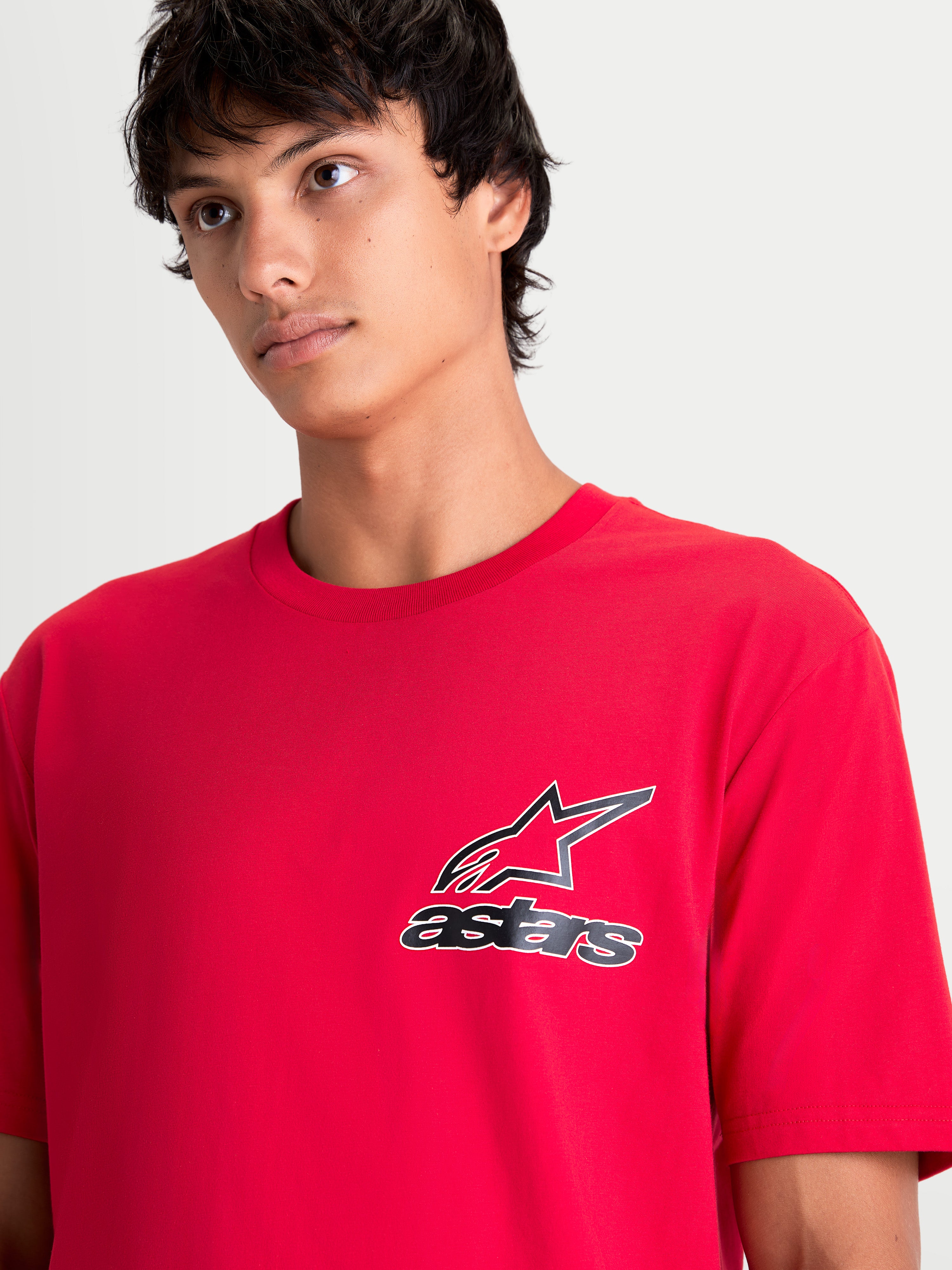 Alpinestars Lineout CSF T-shirt, rød kortærmet trøje til herrer, tæt billede med sort og hvidt Astars-logografik på brystet, blødt print, afslappet sportswear i bomuldsblanding.