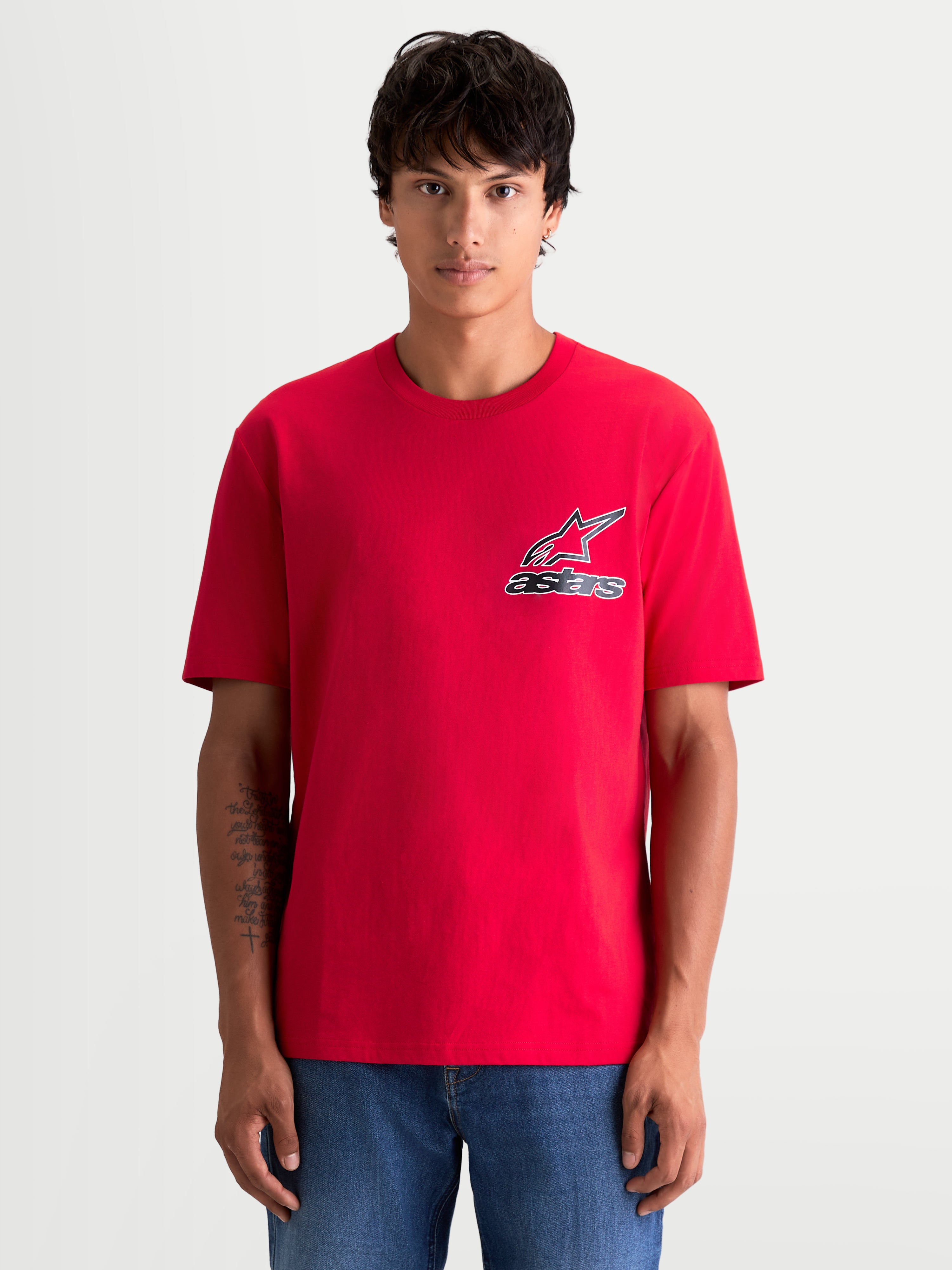 Alpinestars Lineout CSF T-shirt, rød herre kortærmet T-shirt med sort og hvidt Astars-logo på brystet, set forfra på model, afslappet sportswear-design, blødt bomulds- og polyestermateriale