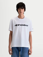 Alpinestars Race Wordmark CSF T-shirt, kortærmet sportswear-T-shirt, hvid og sort, med markant motorsport-grafik på brystet, blød bomuldsblanding for afslappet hverdagskomfort, set forfra på model.