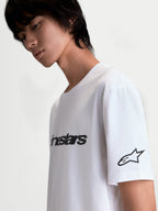Alpinestars Race Wordmark CSF T-Shirt, hvid og sort kortærmet T-shirt, vist på model fra siden med wordmark på fronten og Ageless-stjernelogo på ærmet, afslappet sportswear i motorsportsstil.