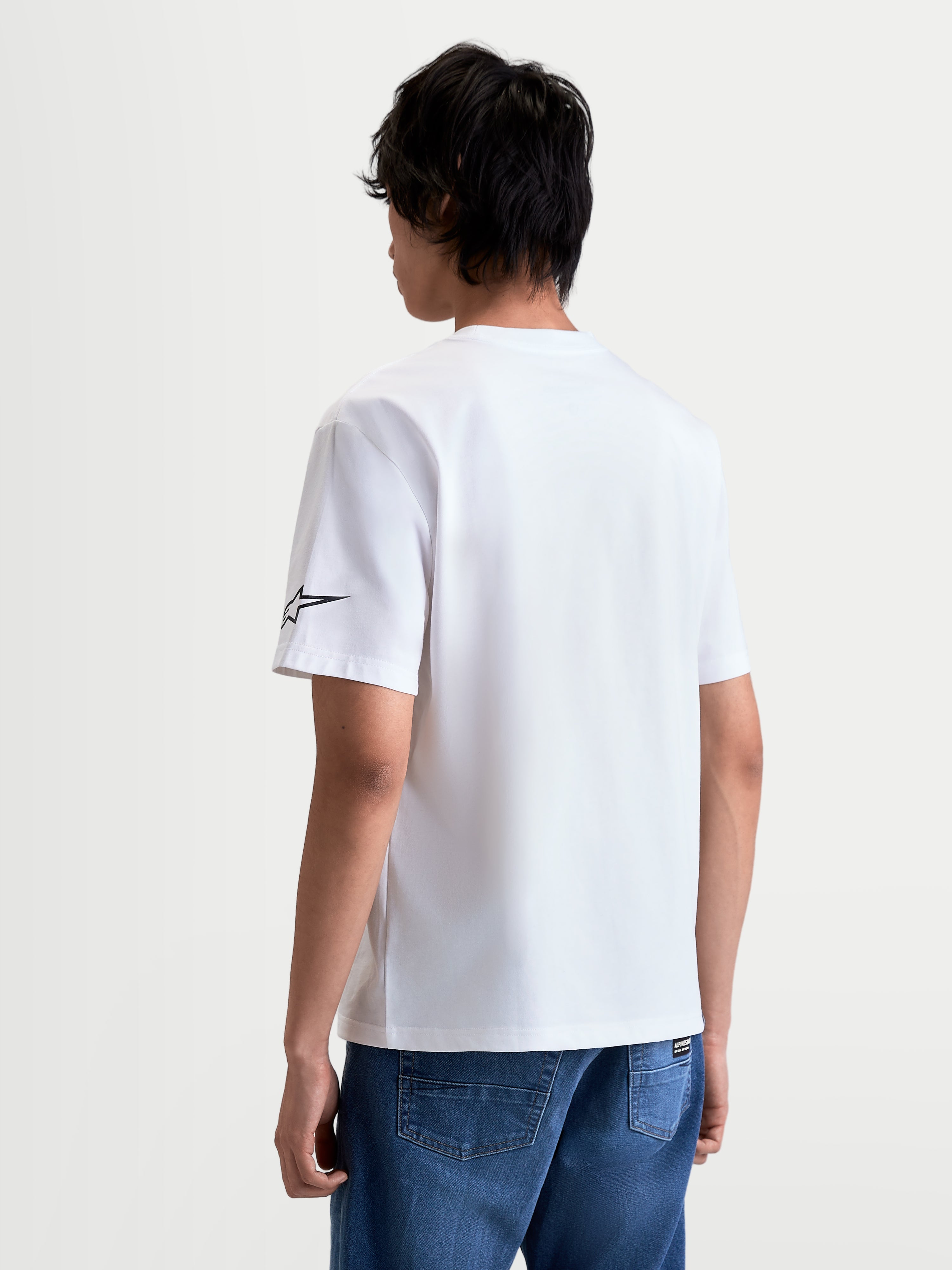 Alpinestars Race Wordmark CSF T-shirt, hvid kortærmet t-shirt set bagfra på model med sort Ageless-logo på ærmet, afslappet motorsportsinspireret sportstøj i bomuldsblanding