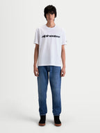 Alpinestars Race Wordmark CSF T-shirt, hvid kortærmet T-shirt til motorsport, unisex, bomulds- og polyesterblanding, set forfra på model med sort wordmark på brystet.