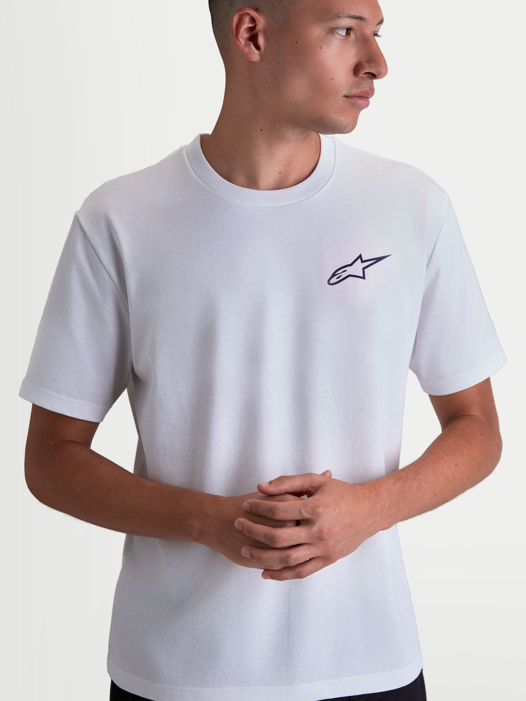 Alpinestars Combo Back CSF T-shirt, kortærmet herre-T-shirt, hvid med lille sort Astars-logo på brystet, motorsport-inspireret sportswear på model.