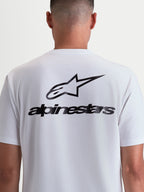 Alpinestars Combo Back CSF t-shirt, hvid kortærmet t-shirt set bagfra på model med stort sort Alpinestars logo og wordmark-grafik, premium bomulds-polyesterblanding, motorsport-inspireret sportstøj.