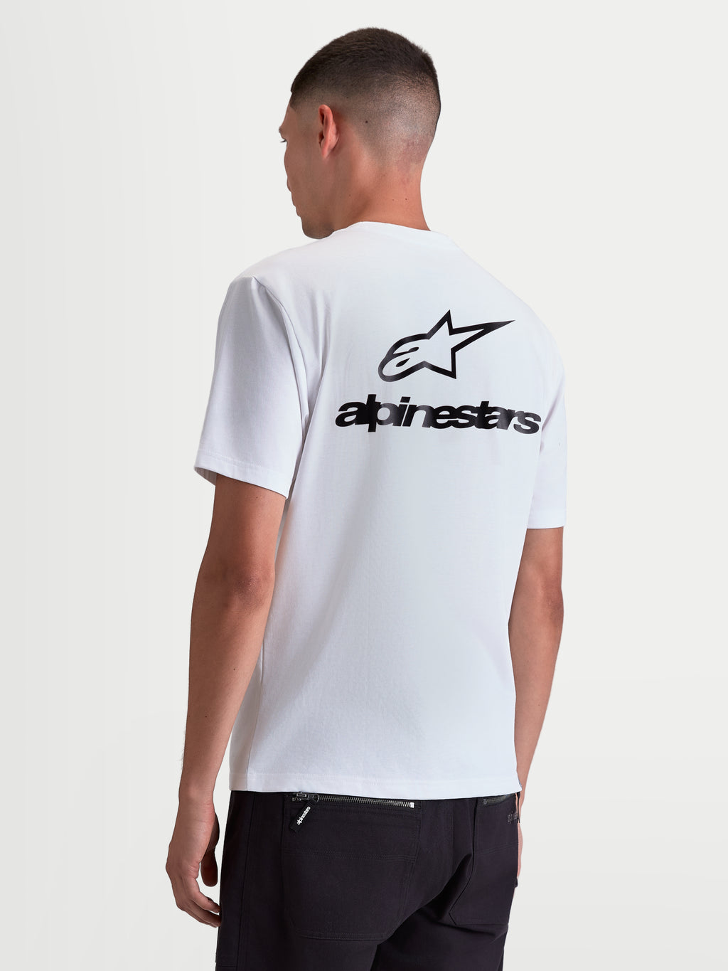 Alpinestars Combo Back CSF T-shirt, kortærmet sportswear-t-shirt til herrer, hvid med stort sort Astars-logografik på ryggen, set bagfra på model.
