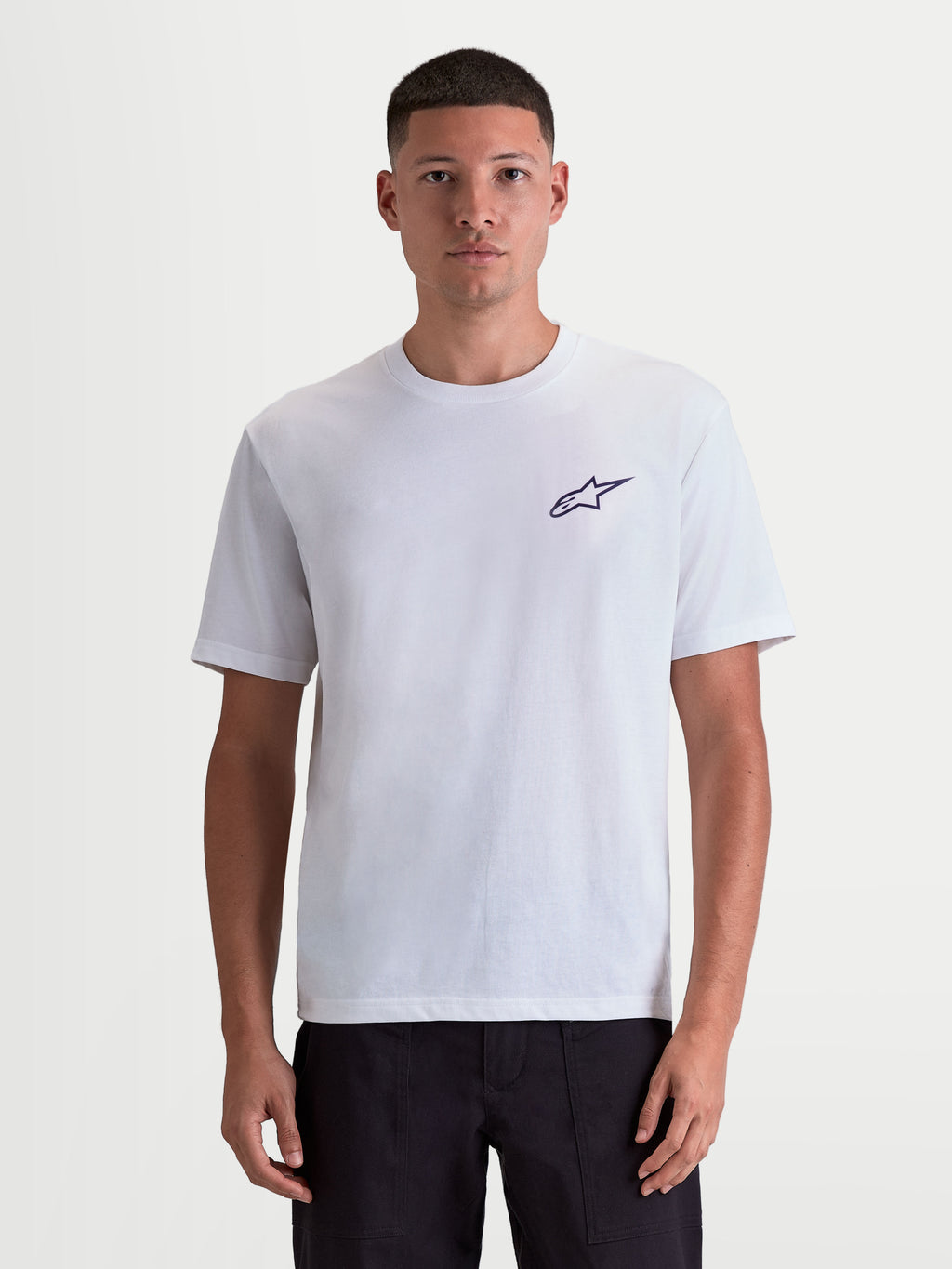 Alpinestars Combo Back CSF T-shirt, hvid kortærmet t-shirt med sort Astars-logo på brystet, herre, set forfra på model, bomulds-polyesterblanding, afslappet motorsport-inspireret sportstøj