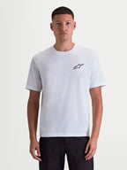 Alpinestars Combo Back CSF T-shirt, hvid kortærmet t-shirt med sort Astars-logo på brystet, herre, set forfra på model, bomulds-polyesterblanding, afslappet motorsport-inspireret sportstøj