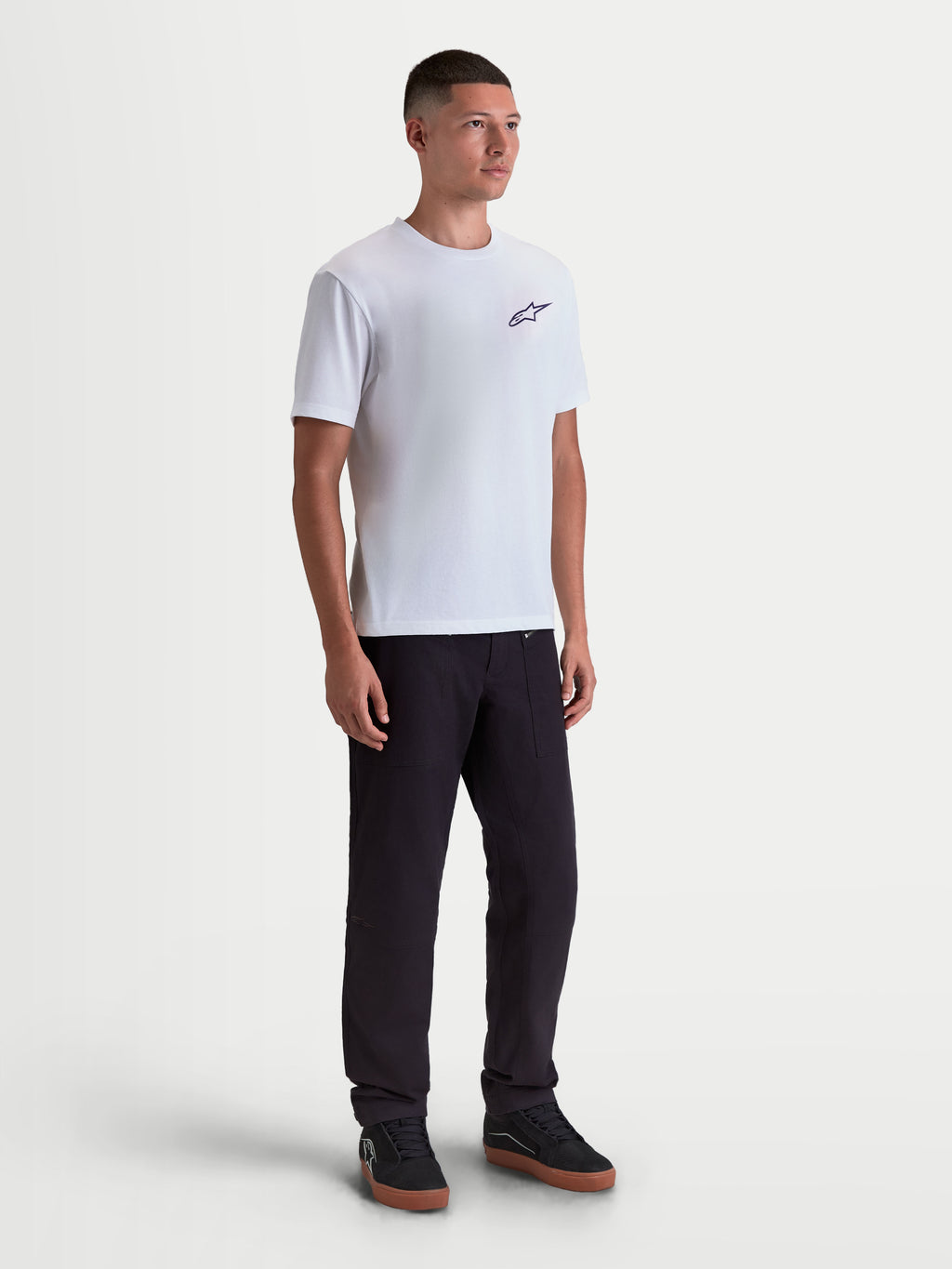 Alpinestars Combo Back CSF T-shirt, hvid kortærmet sportswear t-shirt, lille sort Astars-logo på brystet, set forfra på model, premium bomuldspolyesterblanding til motorsport-inspireret hverdagskomfort.