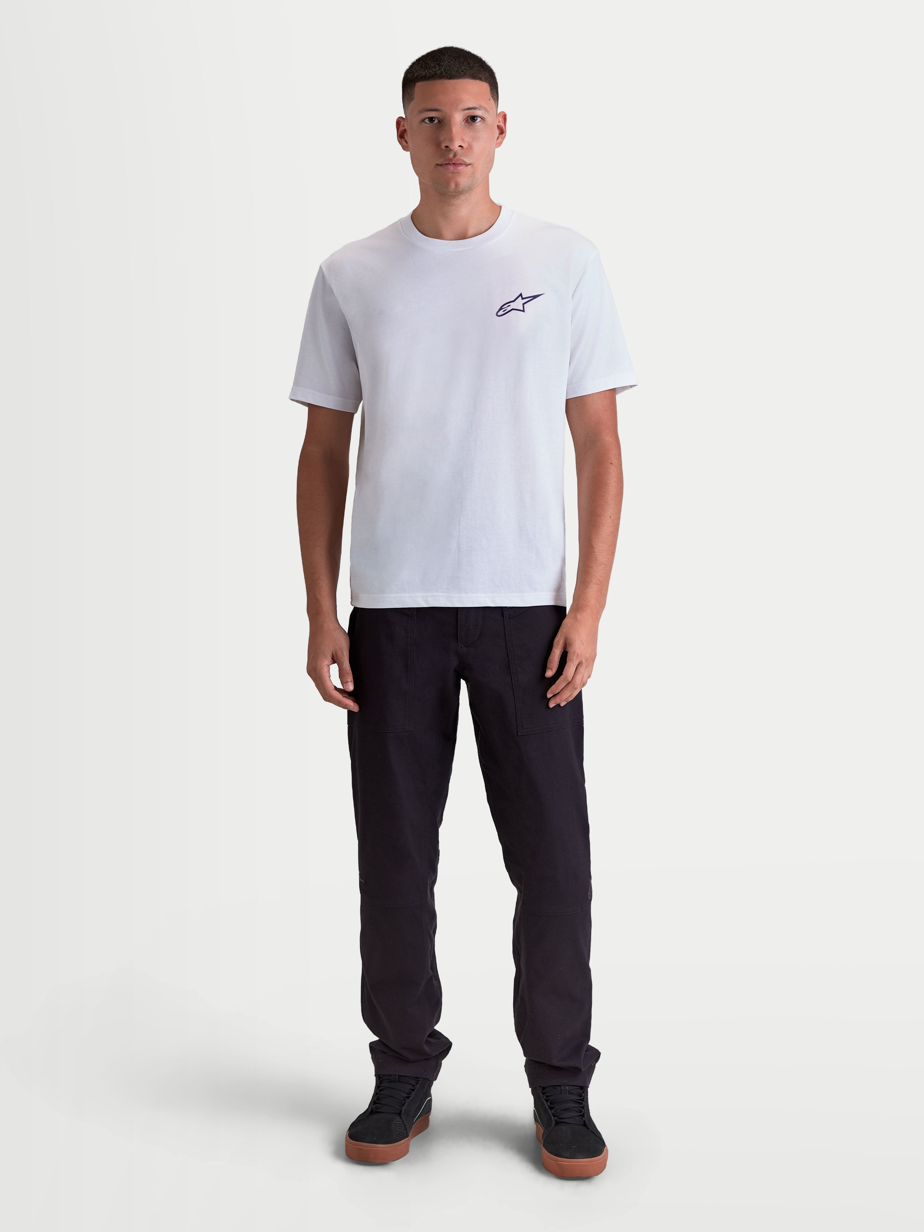 Alpinestars Combo Back CSF T-shirt, hvid herre-T-shirt med korte ærmer, sort Astars-logo på brystet, fremstillet i bomuldsblanding til afslappet hverdagsbrug og motorsport.