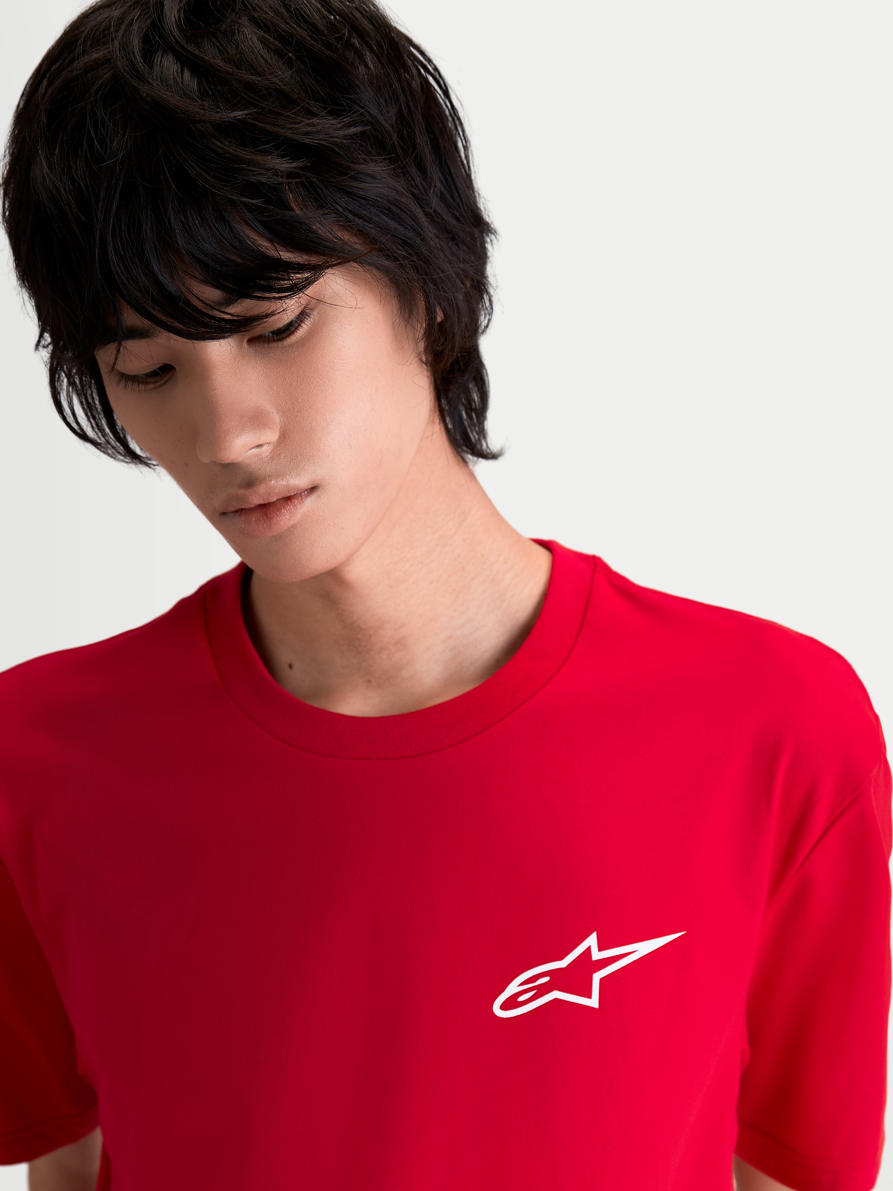 Alpinestars Combo Back CSF T-shirt, rød kortærmet sportswear T-shirt på model, lille hvidt Astars-logo på brystet, premium bomulds-polyesterblanding til hverdagskomfort.
