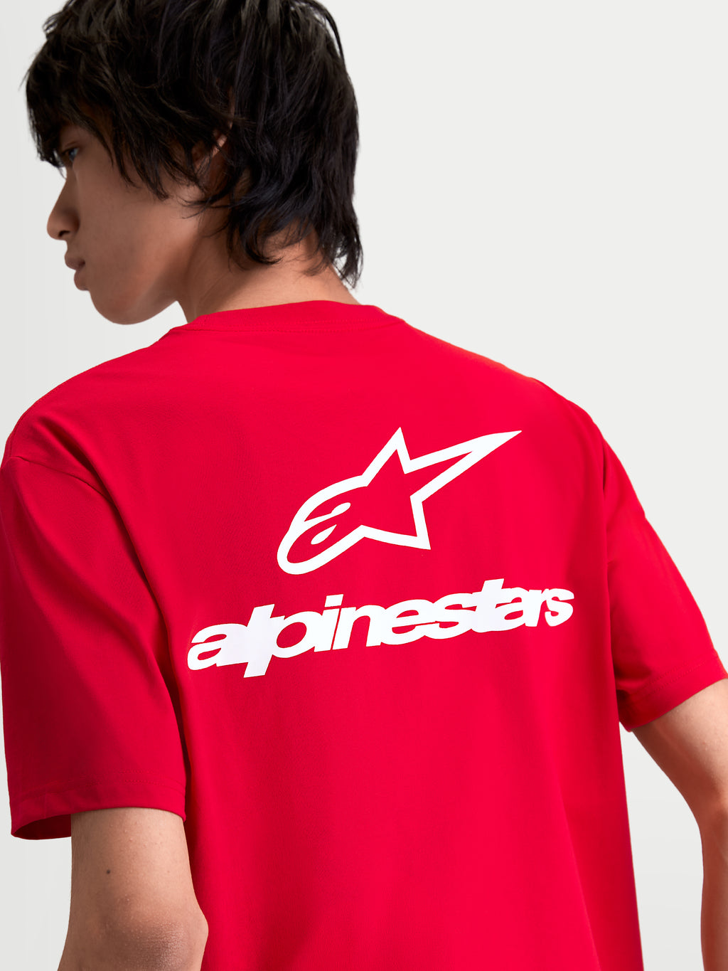 Alpinestars Combo Back CSF T-shirt, rød kortærmet trøje med stort hvidt Astars-logo og ordmærke på ryggen, vist på model, motorsport-inspireret sportstøj.