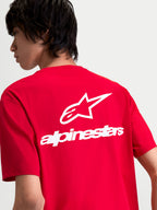 Alpinestars Combo Back CSF T-shirt, rød kortærmet trøje med stort hvidt Astars-logo og ordmærke på ryggen, vist på model, motorsport-inspireret sportstøj.