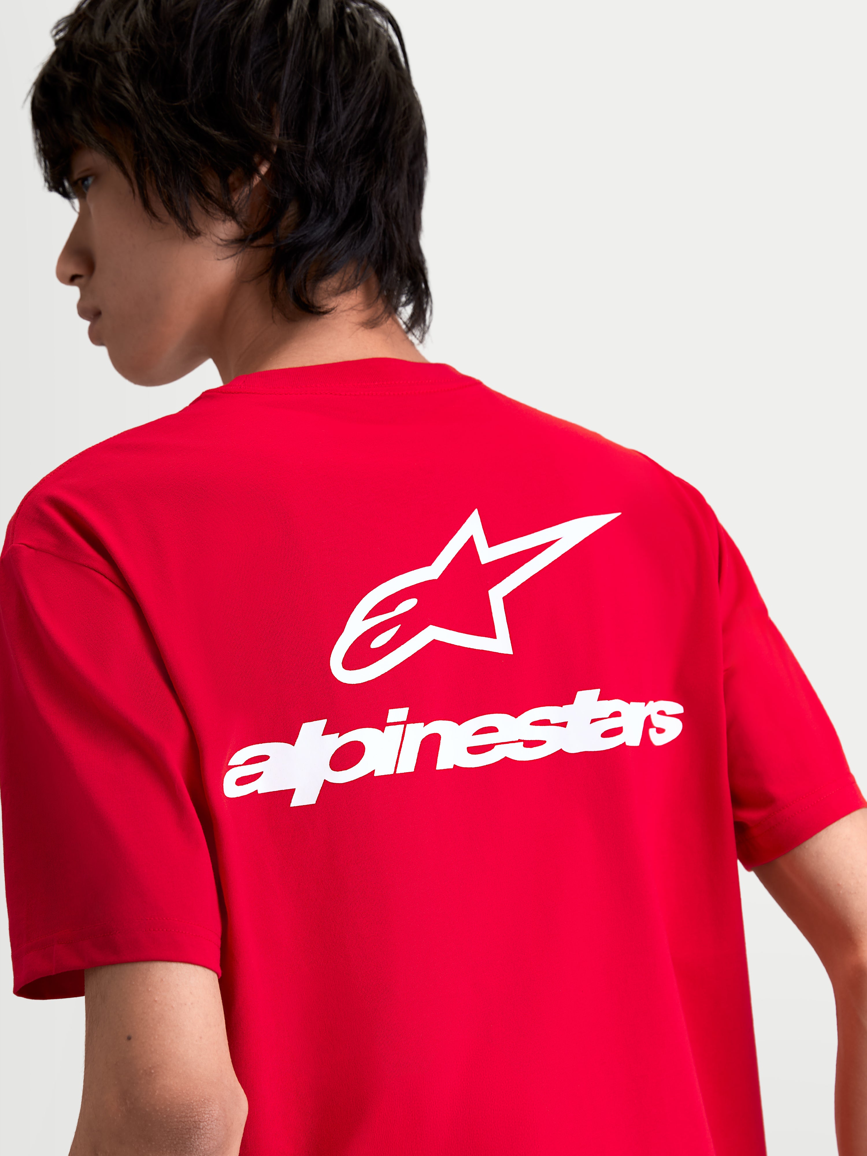 Alpinestars Combo Back CSF T-shirt, rød kortærmet trøje med stort hvidt Astars-logo og ordmærke på ryggen, vist på model, motorsport-inspireret sportstøj.