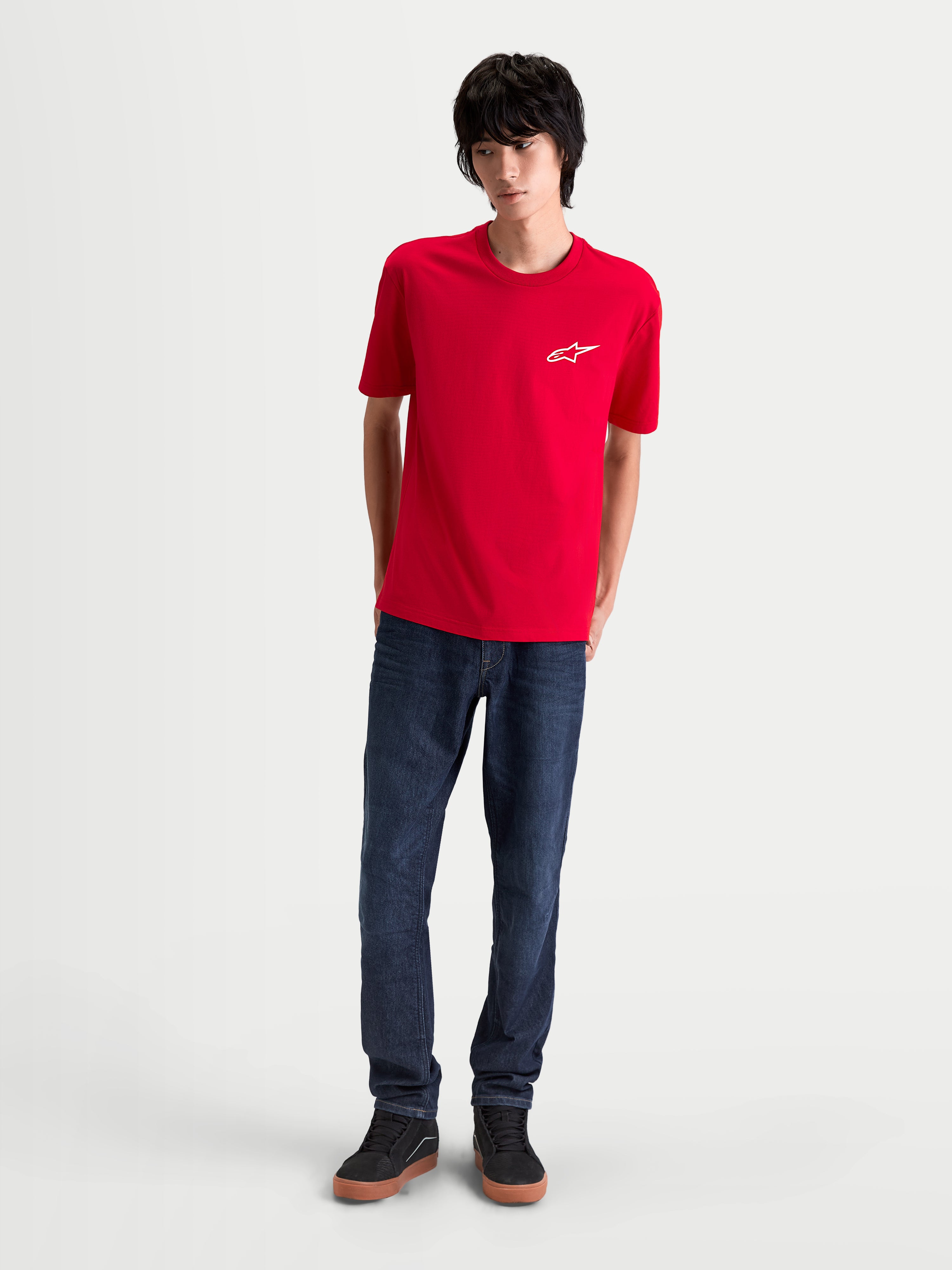Alpinestars Combo Back CSF T-shirt, rød kortærmet herre-T-shirt med lille hvidt Astars-logo på brystet, fremstillet i en bomulds-polyesterblanding, afslappet motorsport-inspireret sportstøj på model.