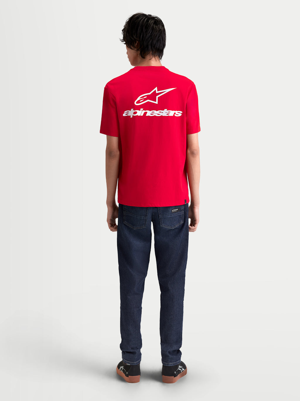 Alpinestars Combo Back CSF T-shirt, rød kortærmet t-shirt set bagfra på model med stort hvidt Astars-logo og tekstgrafik, afslappet motorsportstøj i bomuldsblanding.