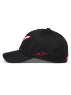 Alpinestars Lineout Hat, sort kasket i twill med buet skygge, broderet hvidt og rødt logo, afslappet motorsport-streetwear.