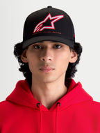 Alpinestars Lineout kasket, sportswear baseballkasket med buet skygge, sort med rødt og hvidt broderet Astars-logo og One Goal One Vision-branding, set forfra på model iført en rød hættetrøje, struktureret twill-konstruktion.