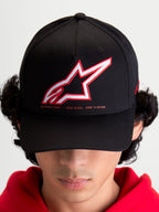 Alpinestars Lineout kasket, sportswear baseball-kasket til mænd og kvinder, sort med broderet rødt og hvidt Astars-logo og One Goal One Vision-slogan, buet skygge og struktureret krone, on-model, afslappet motorsport streetwear.