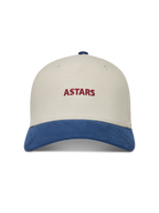 Alpinestars County Canvas Hat, sandfarvet og blå kasket med rødt broderet ASTARS-logo og buet skygge i lærred.
