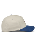 Alpinestars County Canvas Hat, sandfarvet og blå kasket med buet skygge, set fra siden, motorsport sportstøj.