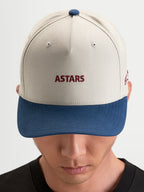 Alpinestars County Canvas Kasket, sandfarvet og blå sportswear-kasket, buet skygge, struktureret krone, med Astars-broderi foran, båret af model