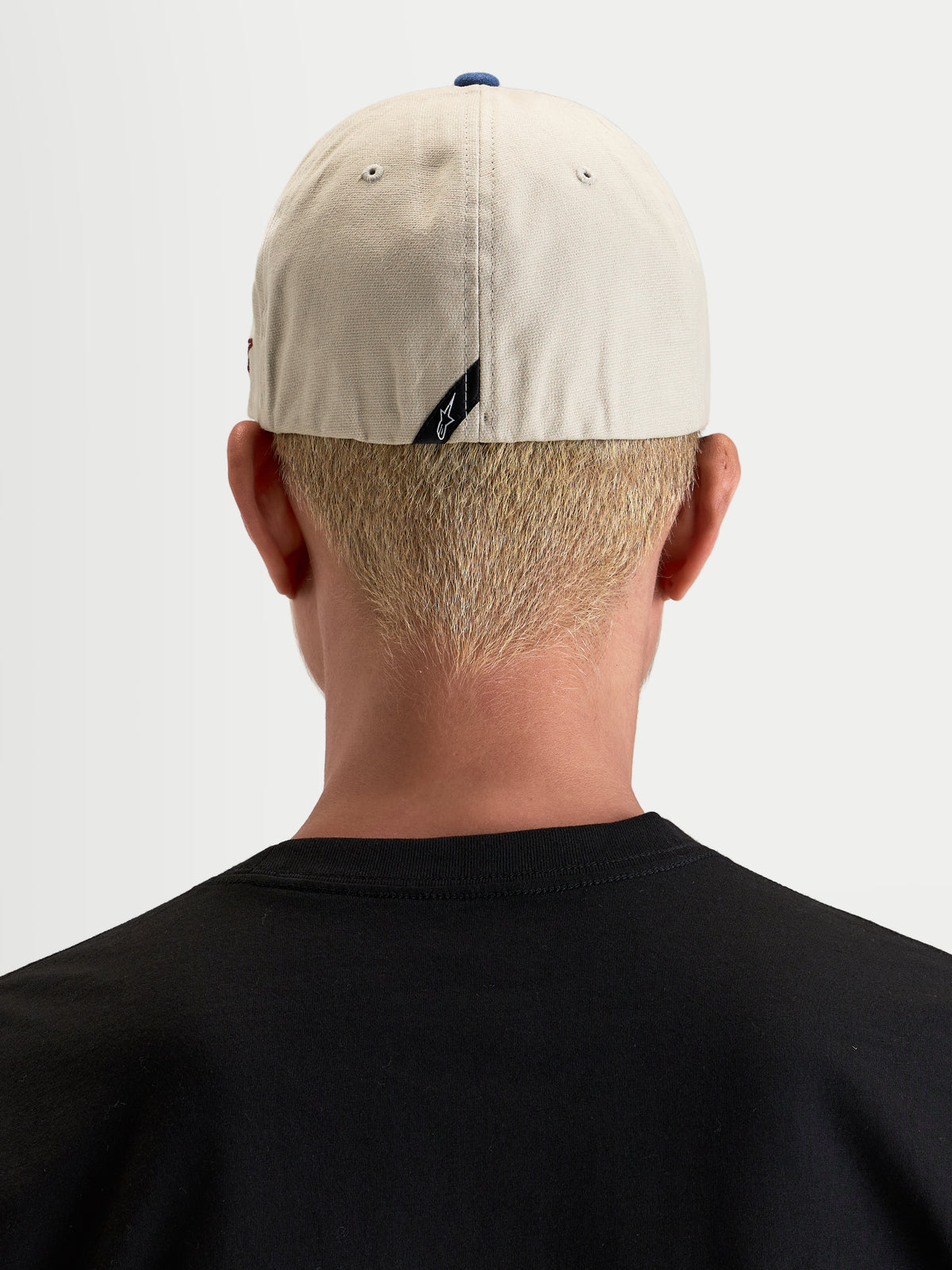 Alpinestars County Canvas Kasket, sand og blå sportswear-kasket, bagfra båret af model med flex-back-pasform og diskret mærke med logo bagpå, peached oxford-bomuld