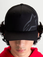 Alpinestars Maze kasket, motorsport-inspireret baseballkasket til sportstøj, unisex, sort, twillstof med struktureret krone, buet skygge og tekstureret tonalt Astars Corp Shift-logo, set forfra på model.