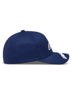 Alpinestars Arclight kasket, mørkeblå baseballkasket i twill med buet skygge og struktureret krone, set fra siden.