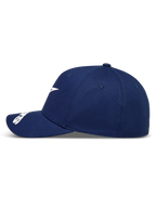 Alpinestars Arclight kasket, marineblå baseballkasket i sideprofil med hvidt logo og buet skygge.