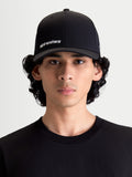 Alpinestars Points kasket, sportstøjskasket til herrer og damer, sort og hvid, letvægts nylon tactel-materiale, flex back-pasform, set forfra på model