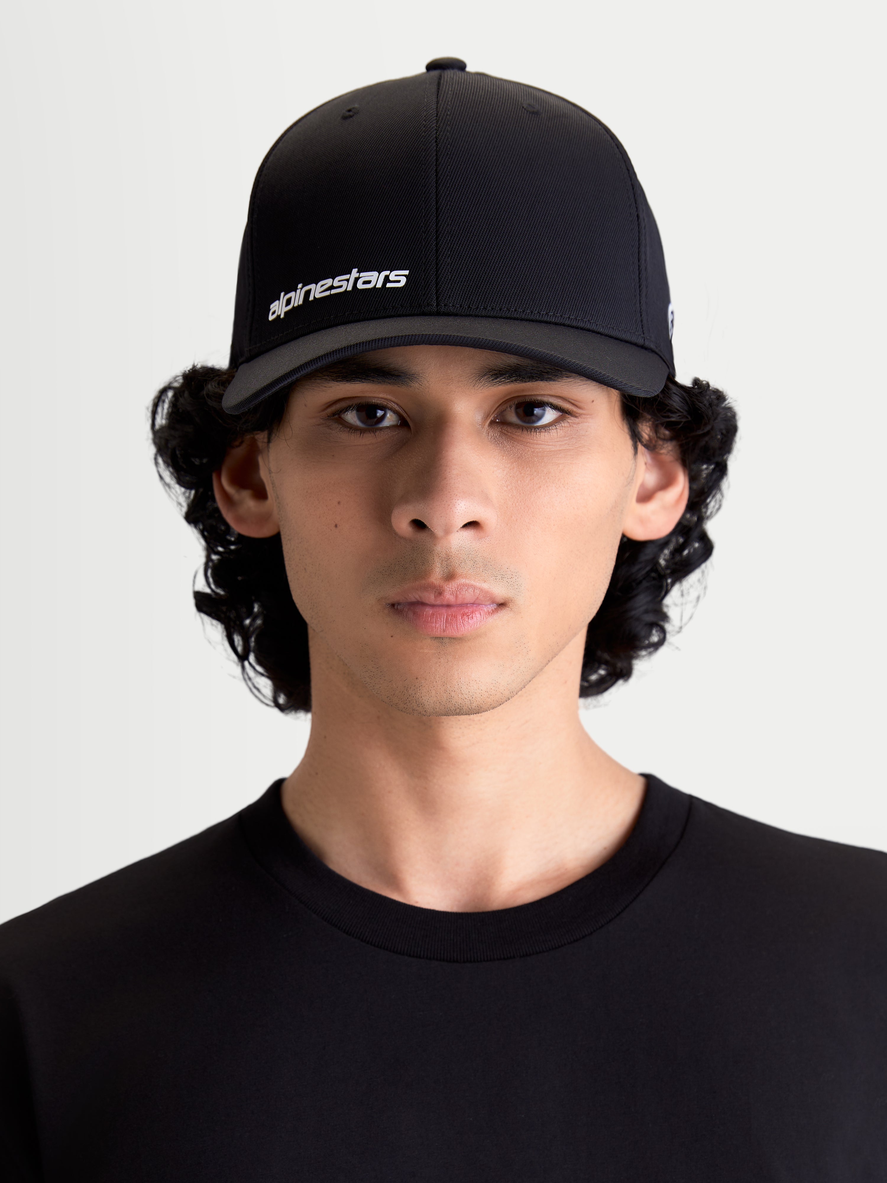 Alpinestars Points kasket, sportstøjskasket til herrer og damer, sort og hvid, letvægts nylon tactel-materiale, flex back-pasform, set forfra på model