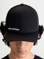 Alpinestars Points kasket, sort kasket med buet skygge på model, hvidt Alpinestars ordlogo på fronten, let nylon tactel-materiale, sportswear til hverdagsbrug.