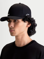Alpinestars Points kasket, sportswear-kasket med buet skygge, sort med hvide logoer, letvægts nylon tactel og flex back-pasform, set fra siden på model, afslappet motorsport lifestyle