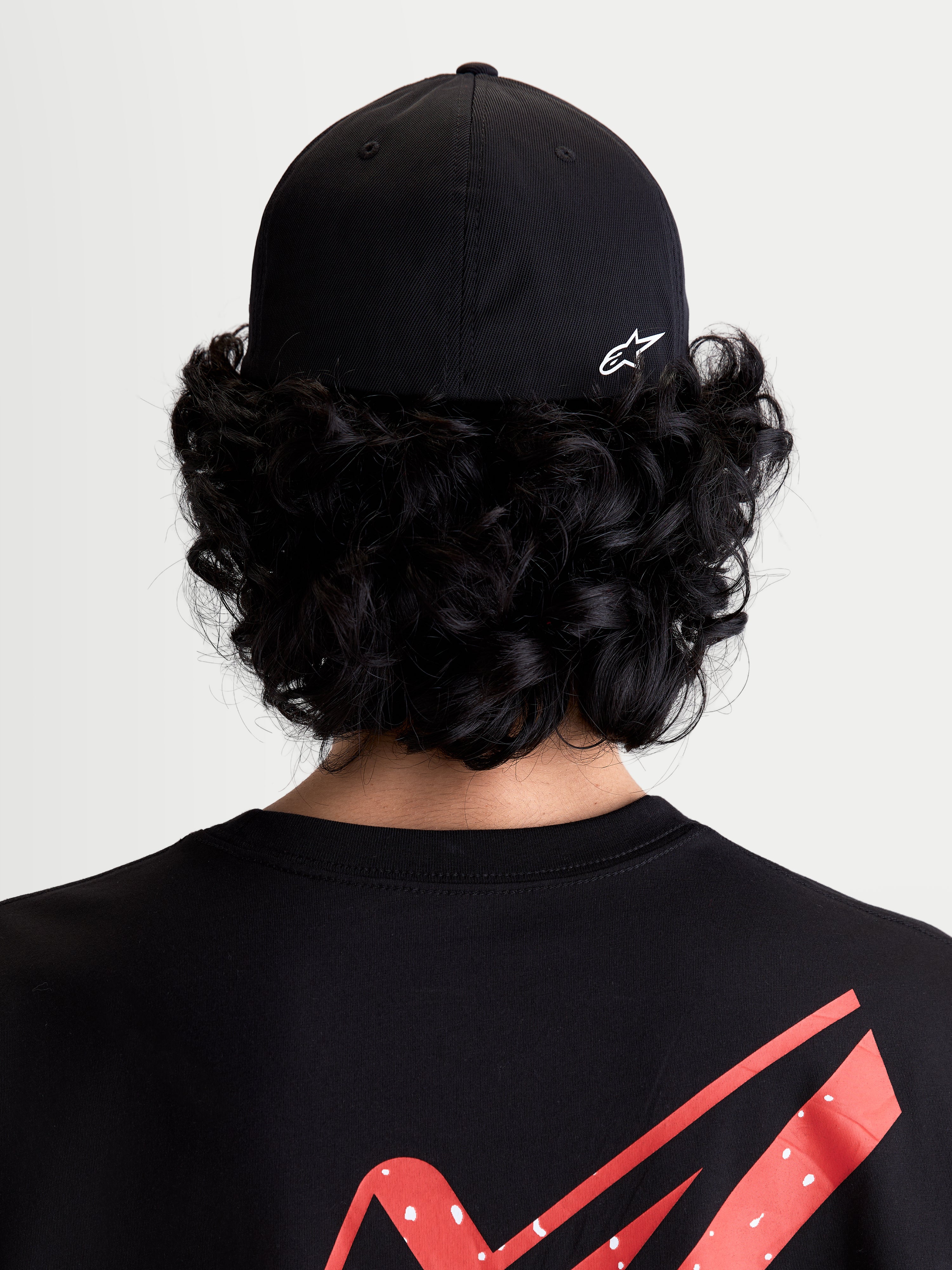 Alpinestars Points kasket, sportstøjskasket med flex back, unisex, sort og hvid, let nylon tactel-konstruktion, set bagfra på model med hvidt Astars HD-logoprint.