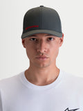 Alpinestars Points kasket, sportswear-kasket med buet skygge til herrer og damer, mørkegrå med rødt Alpinestars-logo, letvægts nylon tactel og flex-back pasform, set på model forfra