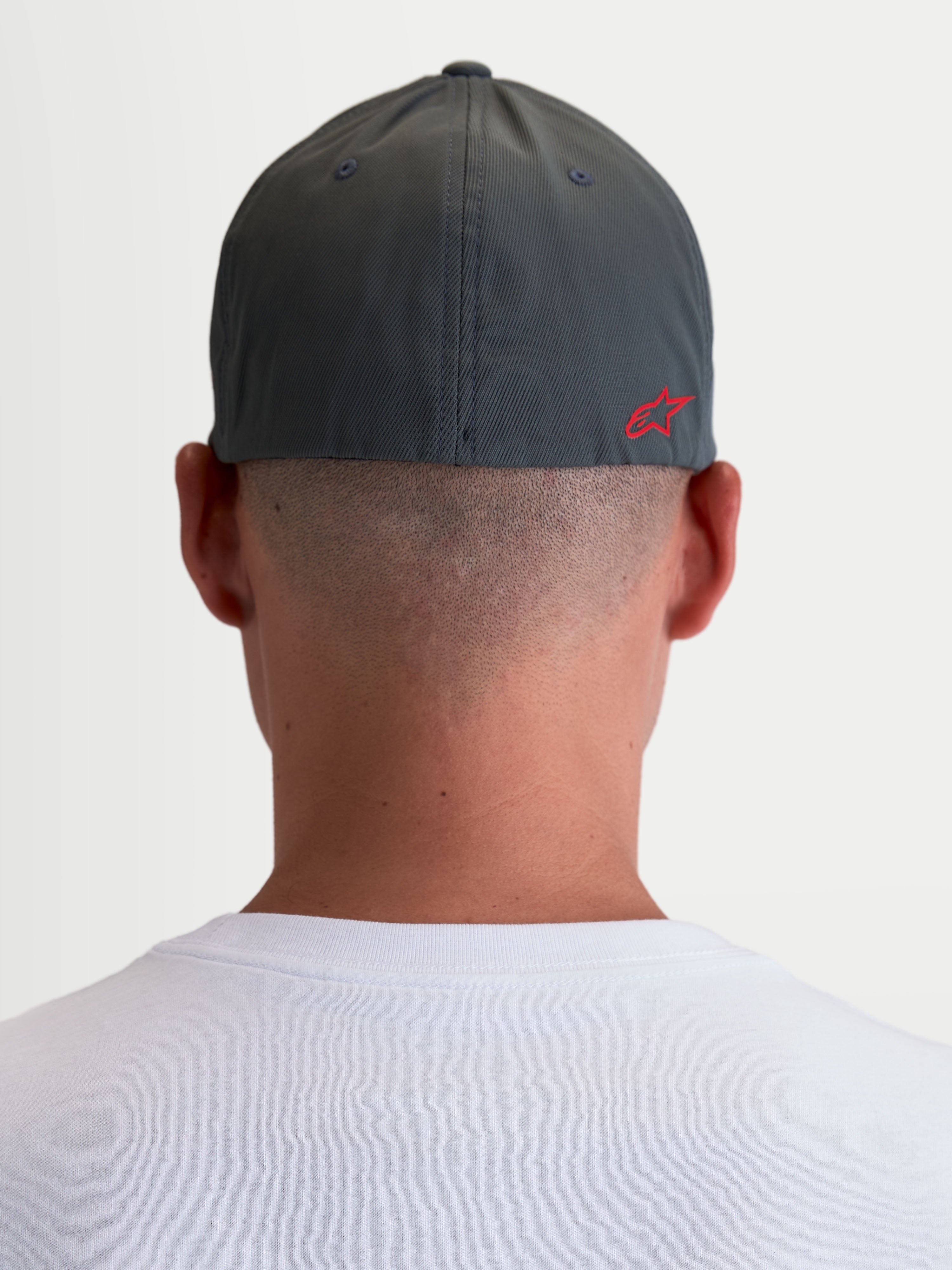 Alpinestars Points kasket, unisex sportstøjskasket set bagfra på model, mørkegrå og rød, letvægts nylon tactel med flex-back pasform og rødt Astars HD-logo.