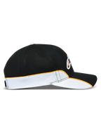 Alpinestars 500 Snapback Kasket, motorsport-inspireret sportstøj, sort og hvid med orange kant, sideprofil der viser buet skygge, struktureret krone og kontrastpiping.