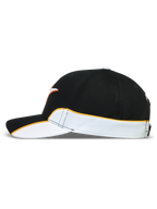 Alpinestars 500 Snapback kasket, motorsport-inspireret kasket til hverdagsbrug, unisex, sort og hvid med orange kontrastpiping, buet skygge og struktureret krone, slidstærk bomuldstwill, sidevisning med cut-and-sew-detaljer.