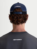 Alpinestars 500 Snapback kasket, motorsport-inspireret sportswear baseballkasket i blå og sort, fremstillet i bomuldstwill med justerbar snapback-lukning og broderet Astars-logo bagpå, set bagfra på model.