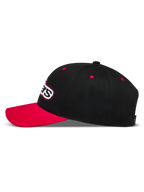 Alpinestars Retro Snapback Hat, sort og rød sportswear-kasket med buet skygge og struktureret krone i twill.