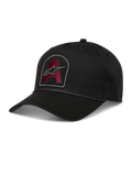 Alpinestars Acme snapback kasket, sort twillkasket med vinrødt broderet logomærke, buet skygge og rebkant.
