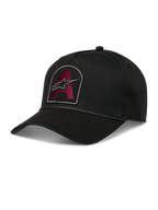 Alpinestars Acme snapback kasket, sort twillkasket med vinrødt broderet logomærke, buet skygge og rebkant.